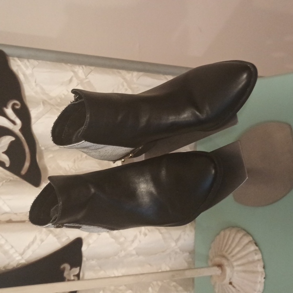 Nwt Circus size 8 black and white ankle boot